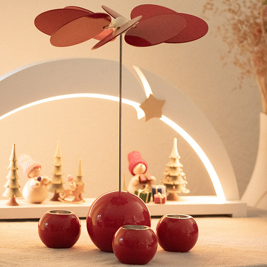 rote Designpyramide "sphaera”