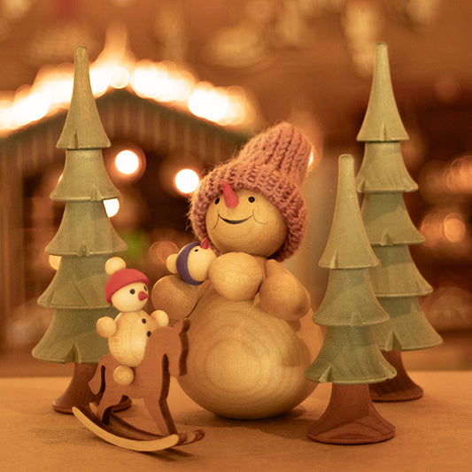 Schneemann mit Baby und Bäumen