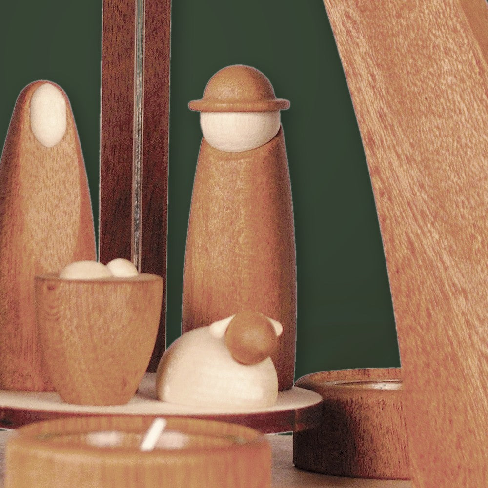 Weihnachtspyramide mit Krippenfiguren – Detailansicht 1