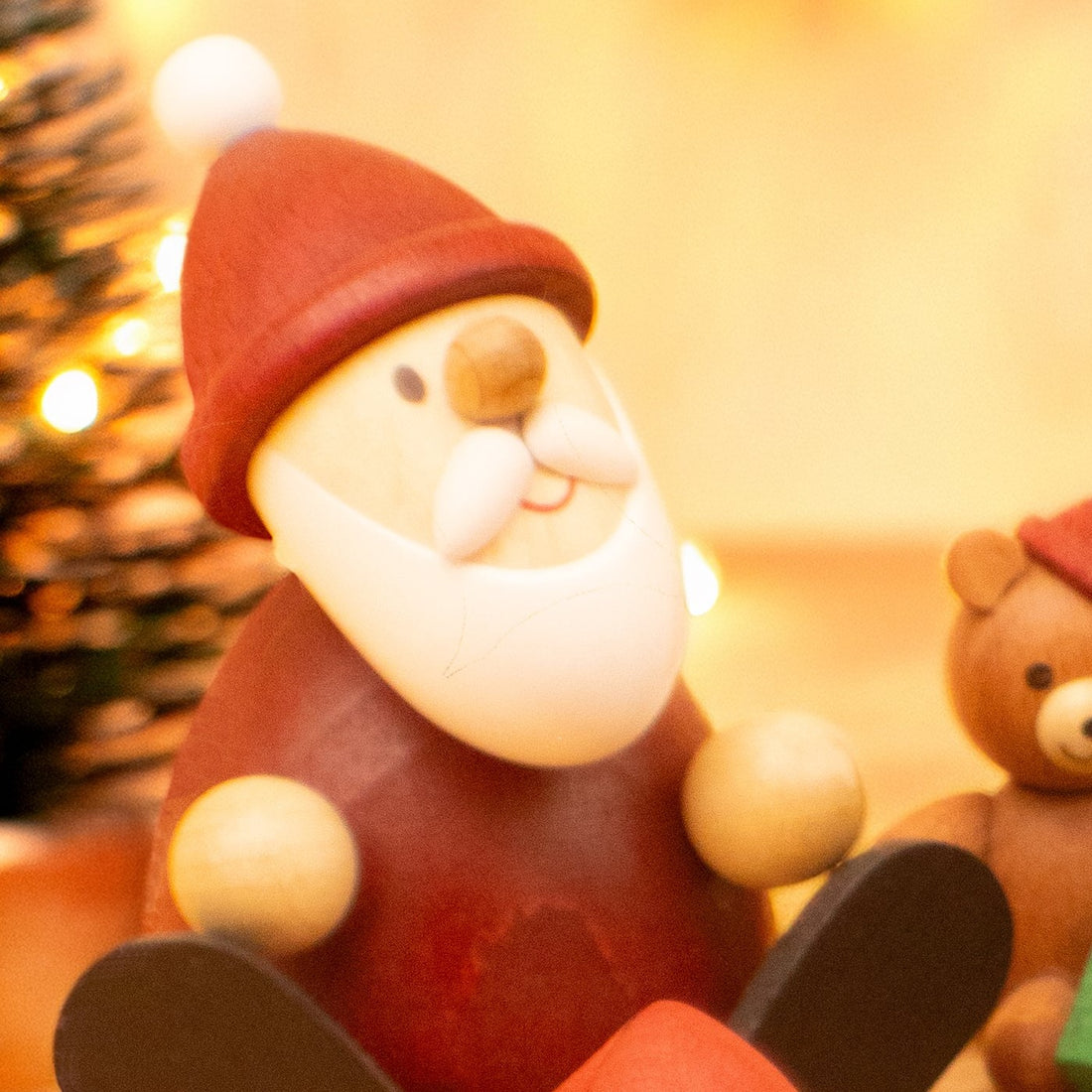 Weihnachtspyramide mit Wichtelfiguren (weiß, 2-stöckig) – Detail: Wichtel mit Mütze