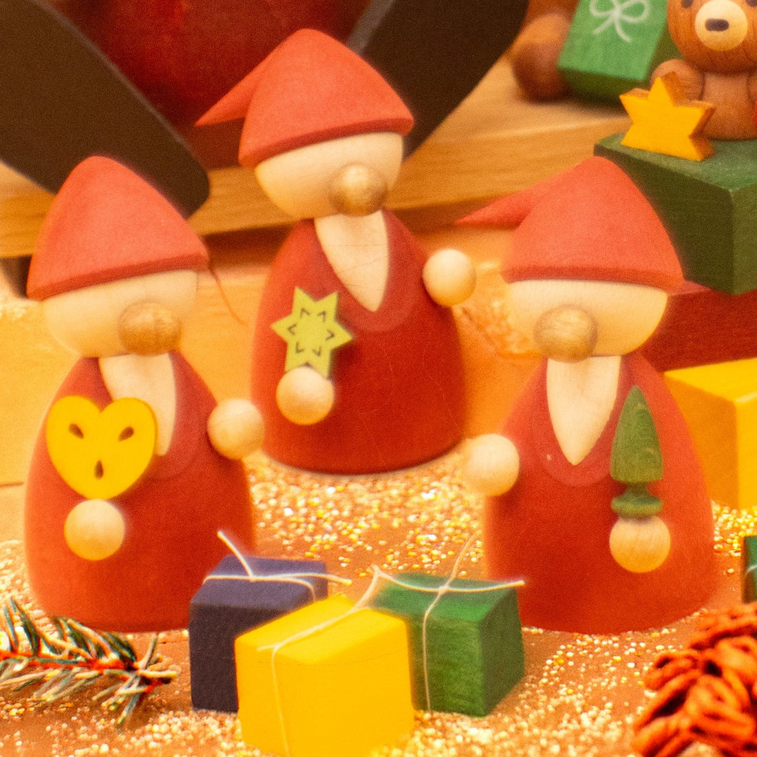 Weihnachtspyramide mit Wichtelfiguren (weiß, 2-stöckig) – Detail: Wichtelkinder mit Geschenken