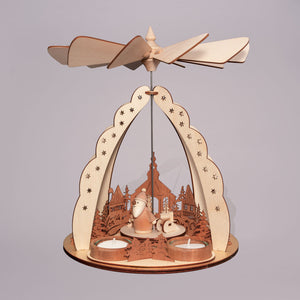 Pyramide mit Weihnachtsmann im Dorf