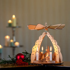 Pyramide mit Weihnachtsmann im Dorf