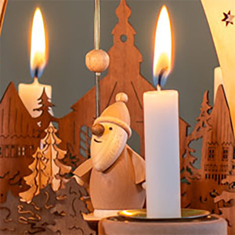 Pyramide mit Weihnachtsmann im Dorf