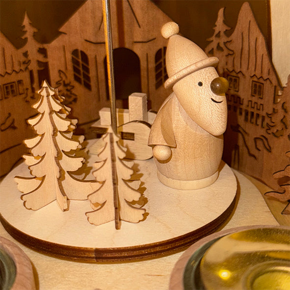 Pyramide mit Weihnachtsmann im Dorf