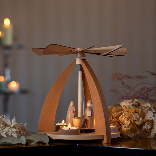 Weihnachtspyramide mit Krippenfiguren