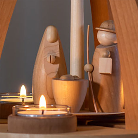 Weihnachtspyramide mit Krippenfiguren