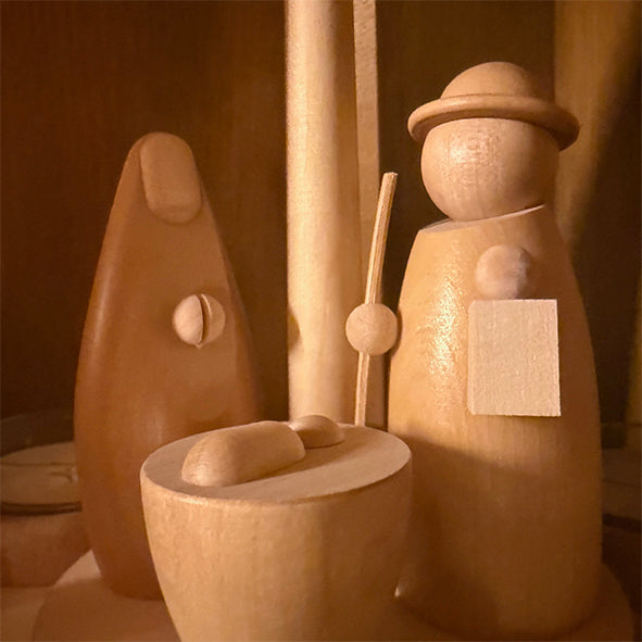 Weihnachtspyramide mit Krippenfiguren