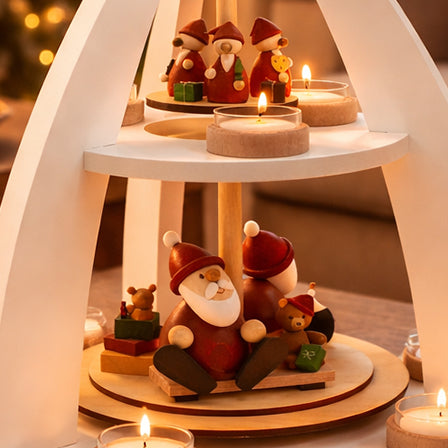 Weihnachtspyramide mit Wichtelfiguren (weiß, 2-stöckig)