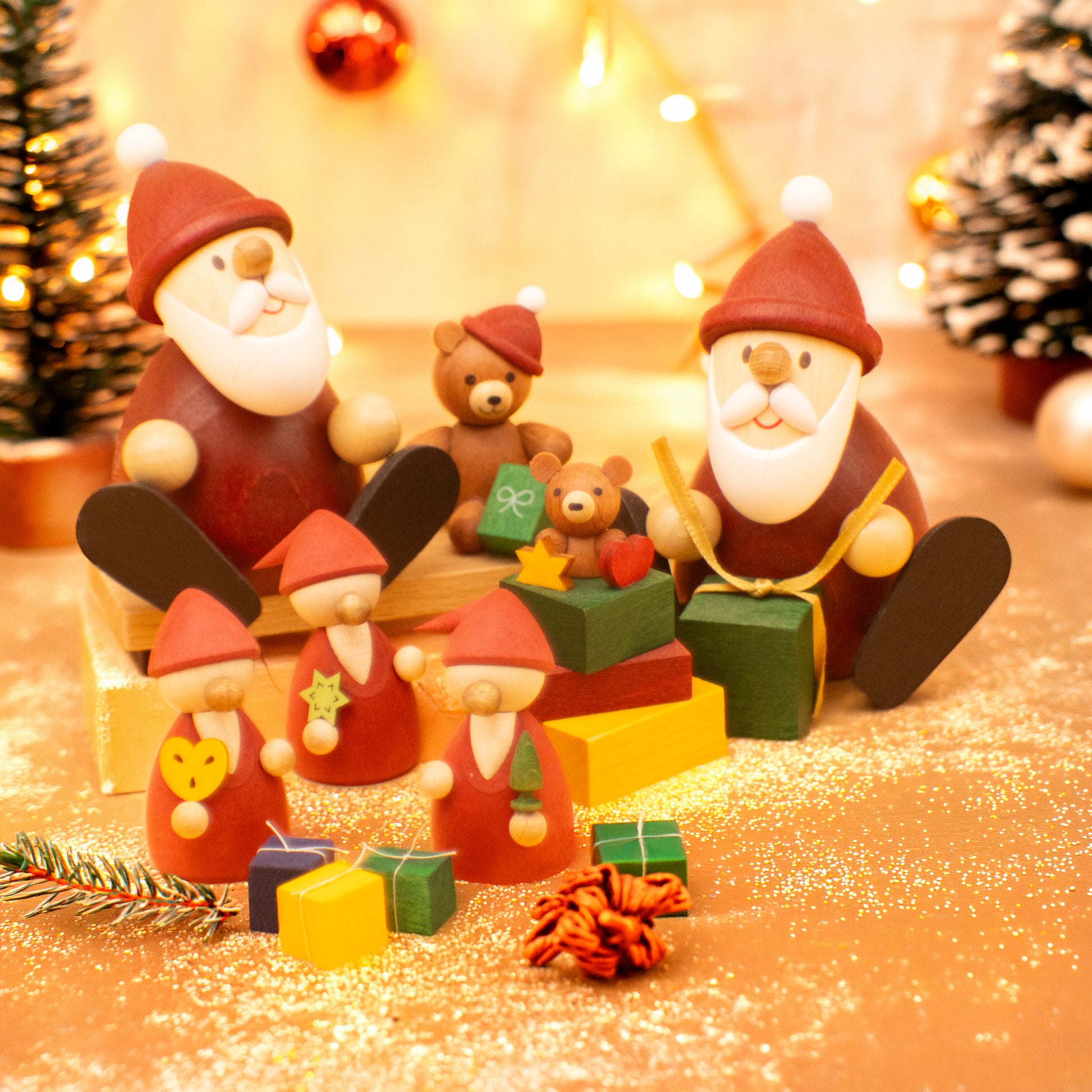 Weihnachtspyramide mit Wichtelfiguren (weiß, 2-stöckig)