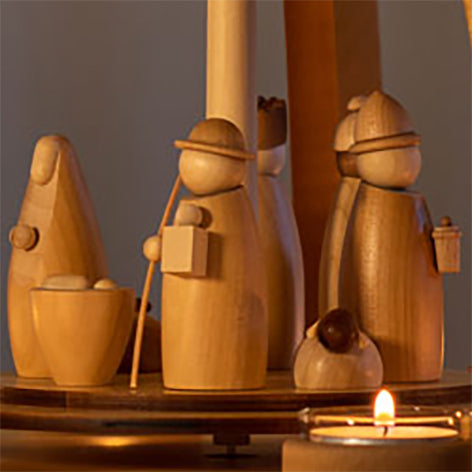 Weihnachtspyramide mit Krippefiguren (zweistöckig)