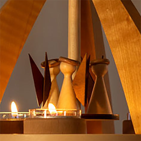 Weihnachtspyramide mit Krippefiguren (zweistöckig)