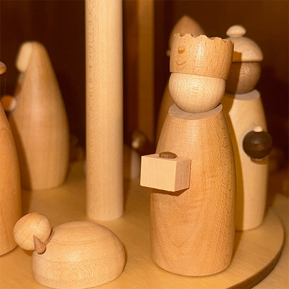 Weihnachtspyramide mit Krippefiguren (zweistöckig)