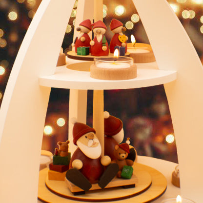 Weihnachtspyramide mit Wichtelfiguren (weiß, 2-stöckig)