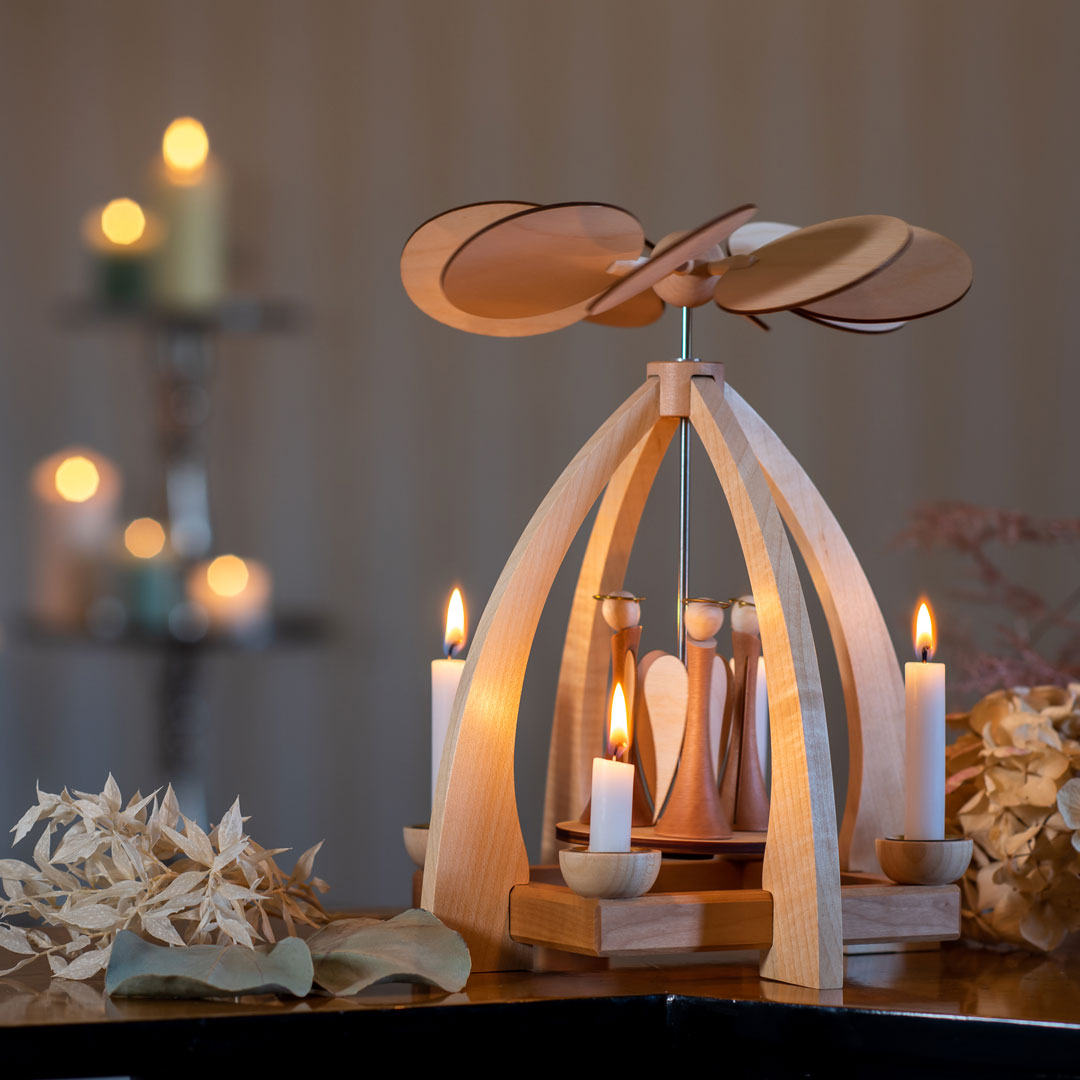 Kathrinchenpyramide mit Engeln – handgefertigte Weihnachtspyramide aus dem Erzgebirge