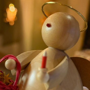 Engel mit Sternenkorb