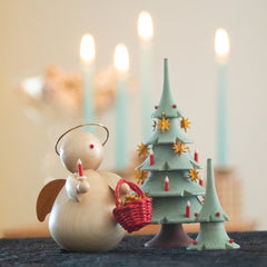 Engel mit Sternenkorb