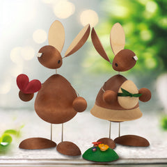 Hasenfrau und Hasenmann mit Blumeninsel