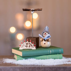 Schneemann mit Lichterbogen und Pyramide