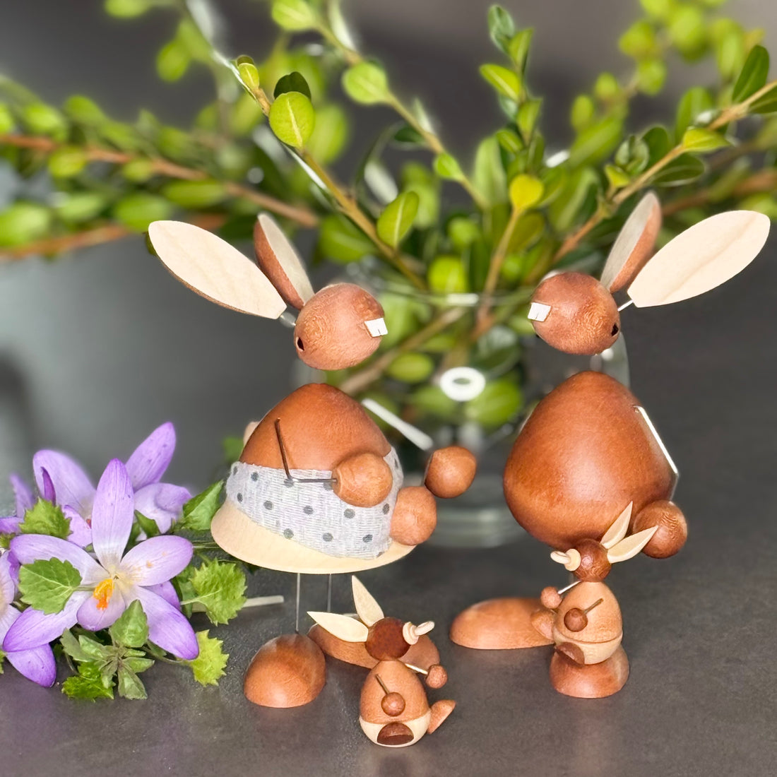 Hasenfrau und Hasenmann im großen Familienglück – erzgebirgische Holzkunst, handbemalt