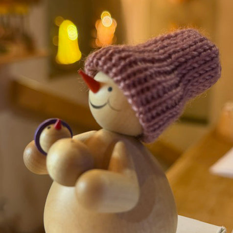 Schneemann mit Baby und Bäumen