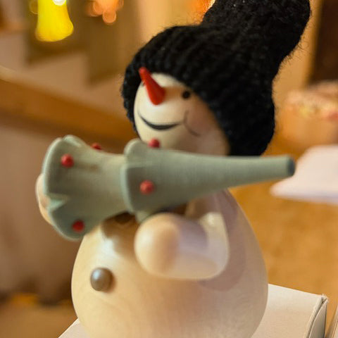 Ein Schneemann holt sich seinen Weihnachtsbaum