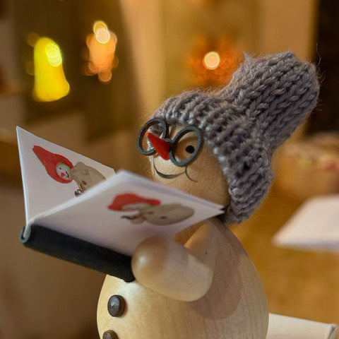 Schneemann mit Lichterbogen und Pyramide