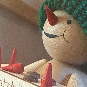 Schneemann mit Bauchladen und Schlitten