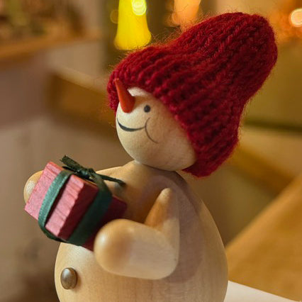 Schneemann mit Geschenken