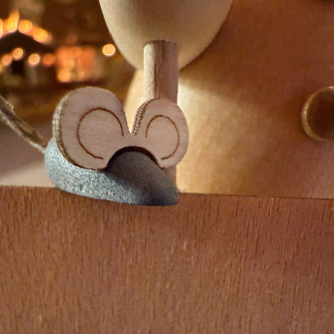 Schneemann mit Schneeschieber