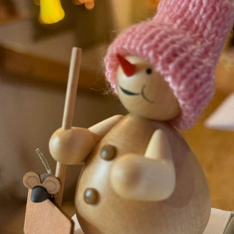 Schneemann mit Schneeschieber