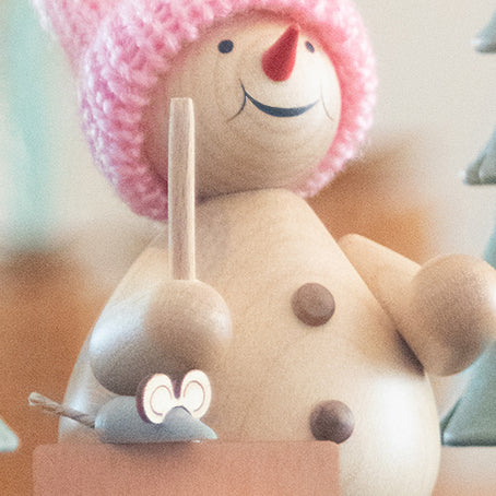 Schneemann mit Schneeschieber