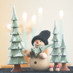 Ein Schneemann holt sich seinen Weihnachtsbaum